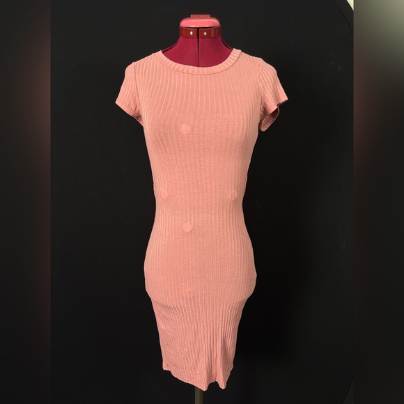 Elegant Pink Ribbed Dress w Back Cut-Out - Picture 4 of 5